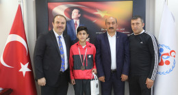 BAŞARILI BOKSÖRLERE GENÇ MÜDÜRDEN TEBRİK