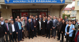 GÜLYALI’DA VATANDAŞLARLA BULUŞAN BAŞKAN TEKİNTAŞ:  “BİRLİKTE DOKUNMADIK NOKTA BIRAKMAYACAĞIZ” 