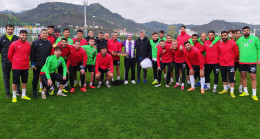 TARAFTAR LİDERİ AMİGO ZEKİ’DEN TEKNİK HEYET VE FUTBOLCULARA ÇİÇEK VE TATLI DESTEĞİ