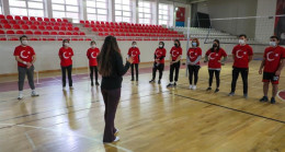 VALİ GENÇLERİ SEVİNDİRDİ