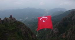 TÜRK BAYRAĞI İLE ORDU’YU SELAMLADILAR