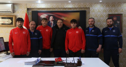 ŞAMPİYON GÜREŞÇİLERDEN GENÇ’E ZİYARET