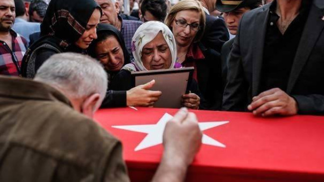 ŞEHİT BABASININ YÜREKLERİ SIZLATAN VEDASI “KURBAN OLURUM SANA YAVRUM”