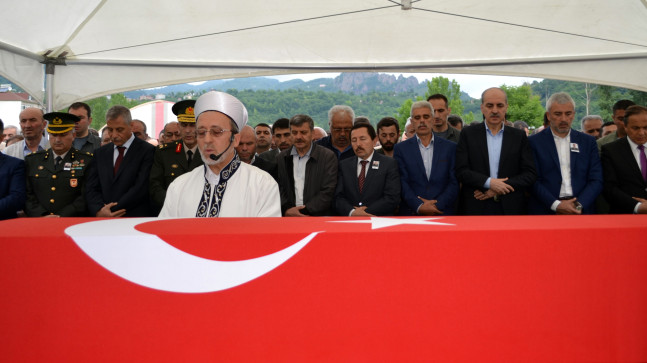 Ordu şehidini gözyaşlarıyla uğurladı Şehit babası Alaattin Tiken, en acı ‘Babalar Günü’nü yaşadı.