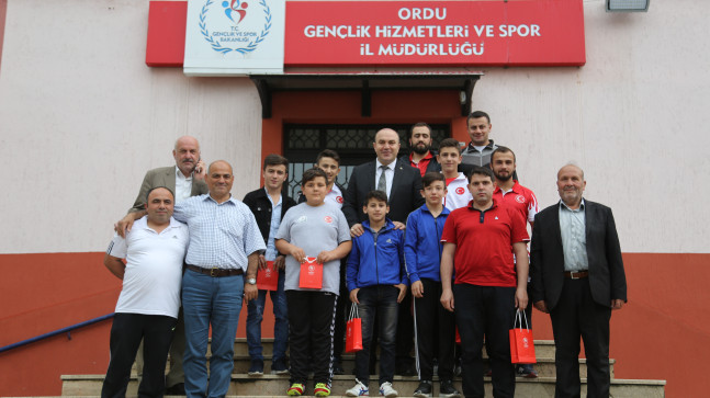 MÜDÜRDEN BAŞARILI SPORCULARA ÖDÜL İŞTE ALTIN ÇOCUKLARIMIZ