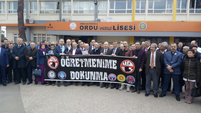 SENDİKALARDAN ÖĞRETMEN CİNAYETLERİNE POTESTO