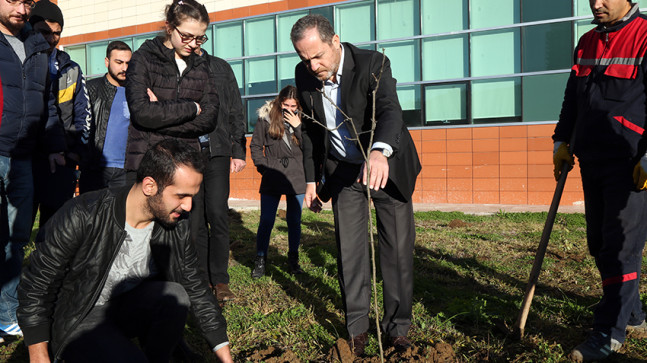REKTÖR YARILGAÇ FİDAN DİKTİ 