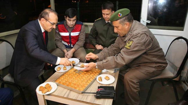 O Gece Çalışanlara YILBAŞI İkramında Bulunan Vali Yavuz “HUZURUMUZU SİZLERE BORÇLUYUZ”