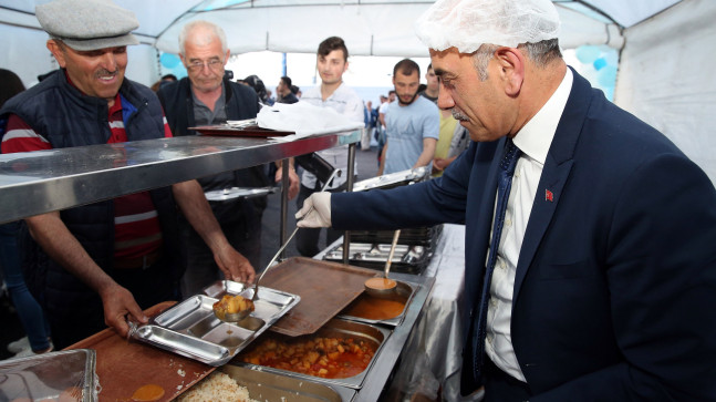 ALTINORDU BELEDİYESİNDEN 1200 KİŞİYE İFTAR İFTAR ÇADIRINDA SADECE YOKSULLAR DEĞİL HERKES VAR