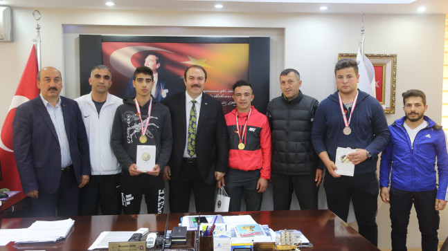 BAŞARILI BOKSÖRLERE ALTIN 