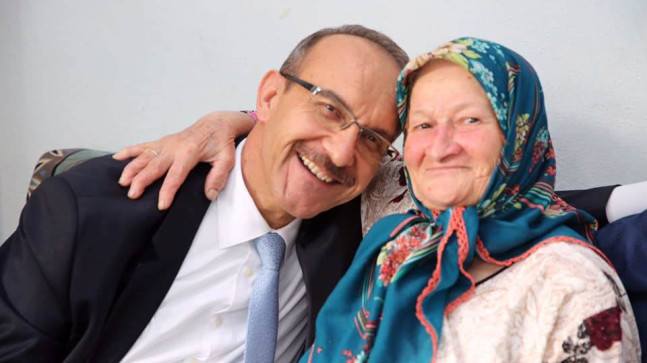 VALİ ŞEHİT ALELERİNİN YANINDA
