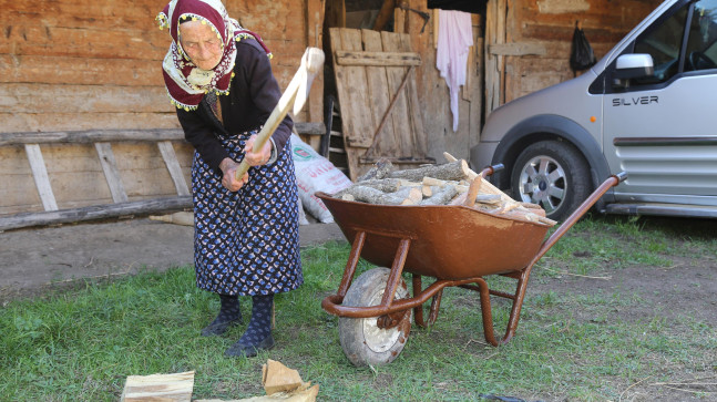 “ASIRLIK” DÖNDÜ NİNE GENÇLERE TAŞ ÇIKARIYOR