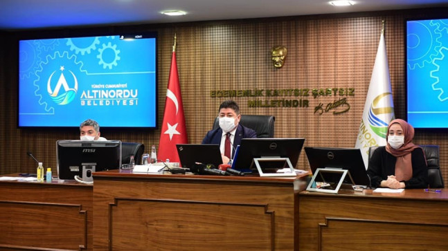 ALTINORDU BELEDİYE BAŞKANI TÖREN MECLİSTE HESABINI VERDİ   “Az Maliyetli, Çok Mahiyetli İşlere İmza Atıyoruz”