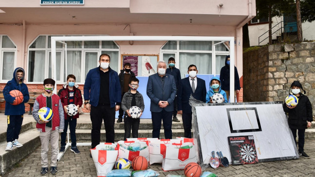 Kur’an-ı Kerim kurslarındaki gençlere malzeme desteği