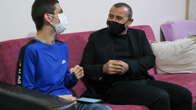 VALİ SONEL’DEN  ENGELLİ YAZARA BİLGİSAYAR