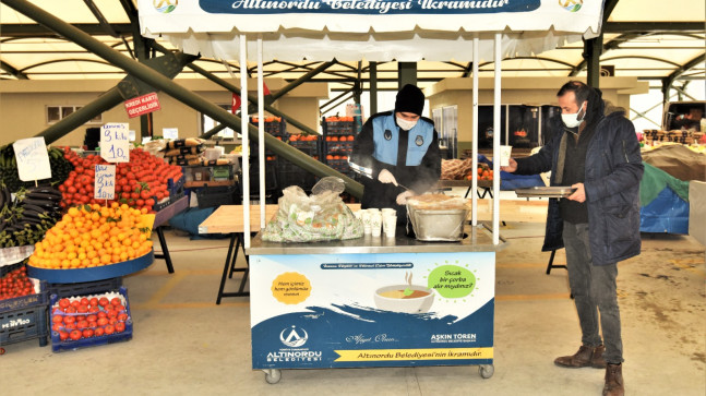 ŞİRİN PAZARDA ESNAFLARA SÜRPRİZ YAPAN BAŞKAN TÖREN: PAYLAŞMAK YÜREKLERİ ‘ISITIR’