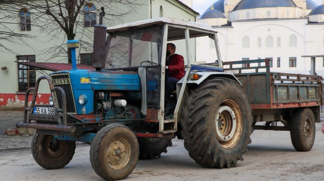 VALİ İLÇEYE TRAKTÖRLE GİRDİ