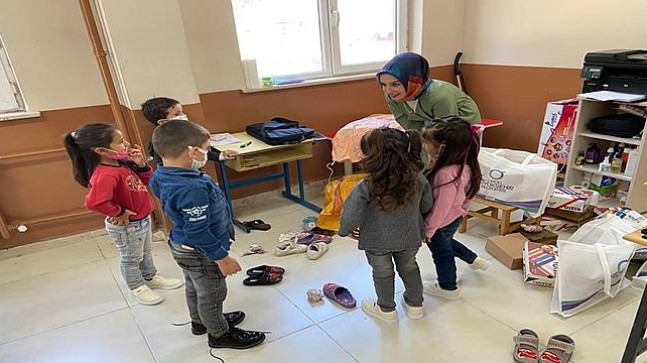 KÜBRA ÖĞRETMEN VE ÖĞRENCİLERİ SEVİNDİ
