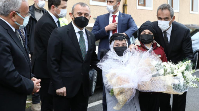 BAKAN ÖZER EĞİTİMDEKİ BAŞARINIZI KUTLUYORUM