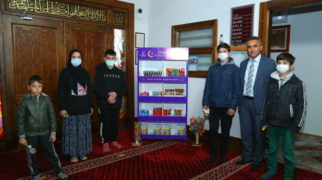 ÇOCUKLARA CAMİLERDE TATLI SÜRPRİZ