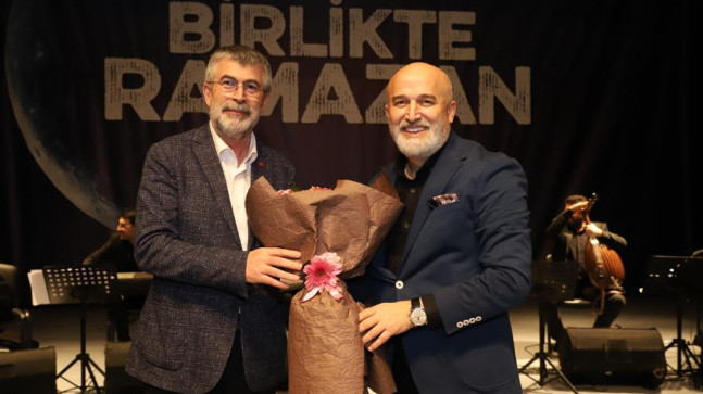 NECİPOĞLU, DİNLEYENLERİ MEST ETTİ