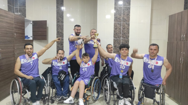 ŞAMPİYON KUPASINI ALDI