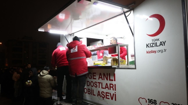 KIZILAY AFET BÖLGELERİNDE BESLENME HİZMETLERİNİ SÜRDÜRÜYOR