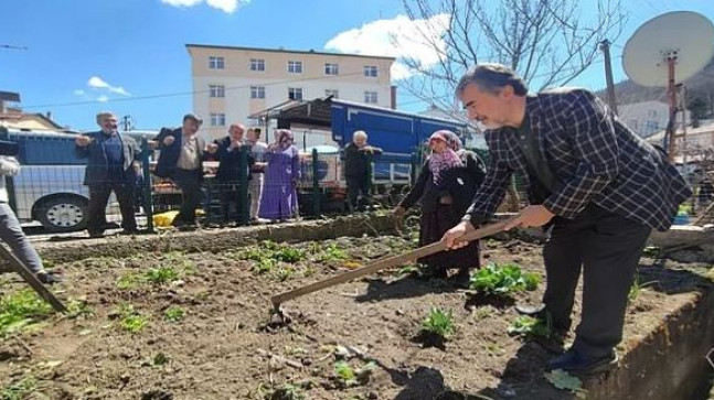 Milletvekili adayı Hamarat ilk kazmayı vurdu