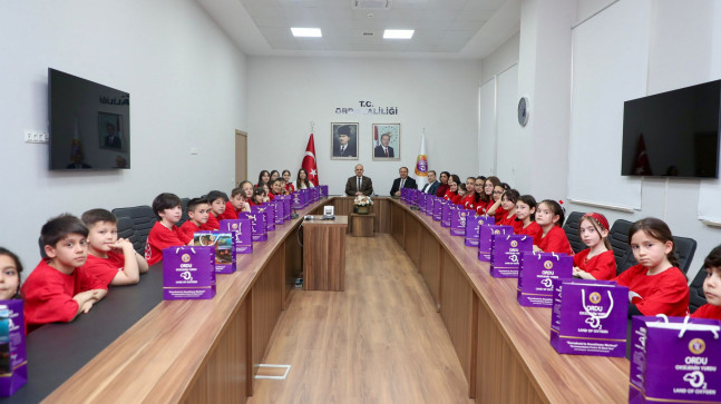 GENÇLERDEN VALİ EROL’A MÜZİK ZİYAFETİ