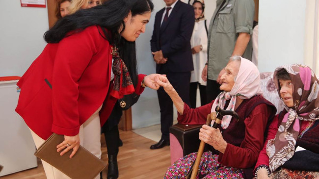 BAYAN YAVUZ YAŞLILARI UNUTMUYOR