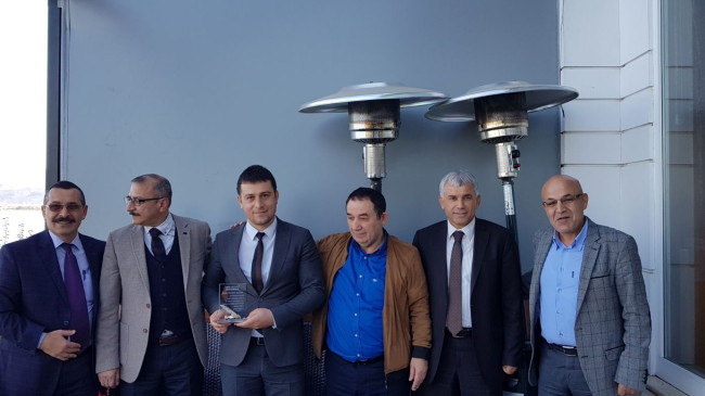 GAZETECİLERDEN YALDIZ’A PLAKET