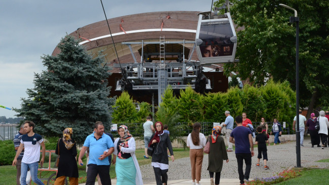 TELEFERİK GEZDİRİYOR