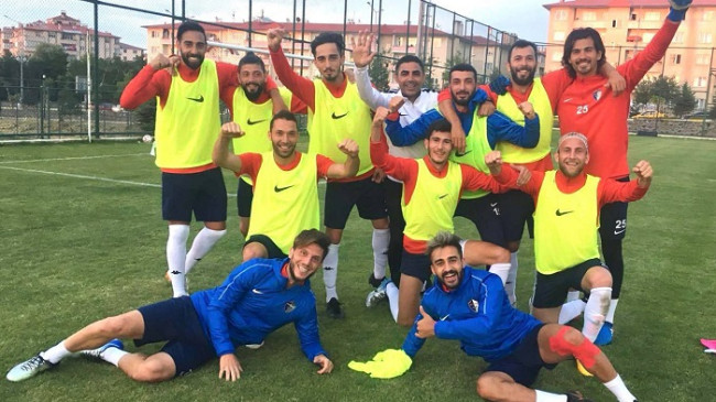 ÖZER’DEN FUTBOLCULARA UYARI RAKİBİ RAHAT BIRAKMAYIN ISIRIN!