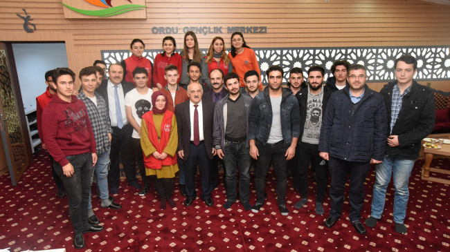 GENÇERLE SOHBETTE  BULUŞAN BAŞKAN TEZCAN: “ÜLKEMİZİ ZİRVEYE SİZLER TAŞIYACAKSINIZ”