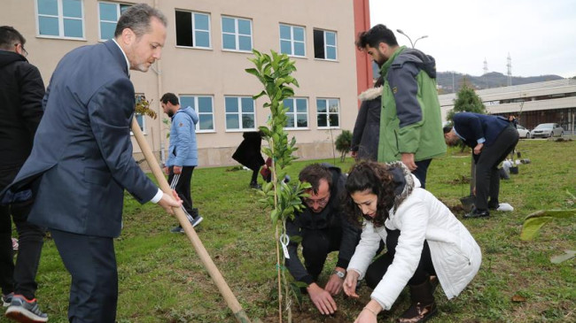 YARILGAÇ’TAN YERLEŞKEYE FİDAN 