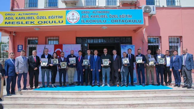 VALİ YAVUZ’DAN MÜBAREK GÜNDE ÇOK ÖNEMLİ MESAJ “ZENGİN OLMAK DEMEK ÇOK PARASI OLMAK DEMEK DEĞİLDİR.”