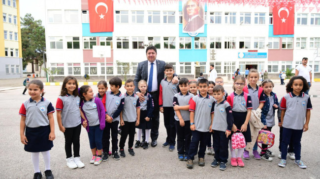 BAŞKAN TÖREN’DEN ÖĞRENCİLERE ANLAMLI MESAJ  “SİZLERE YATIRIM GELECEĞİMİZE YAPILAN YATIRIMDIR”