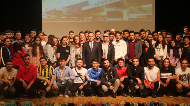 REKTÖR AKDOĞAN’DAN ÖĞRENCİLERE GÜVENCE  “SİZLERİN VEBALİ BANA AİTTİR”