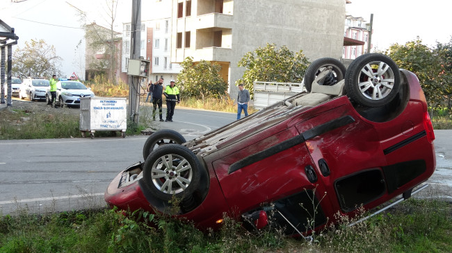 TİCARİ ARAÇLA KAMYONET ÇARPIŞTI: 5 YARALI