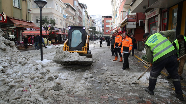 ALTINORDU BELEDİYESİ KAR MÜCADELESİNDE YENİ BİR AŞAMAYA GEÇTİ