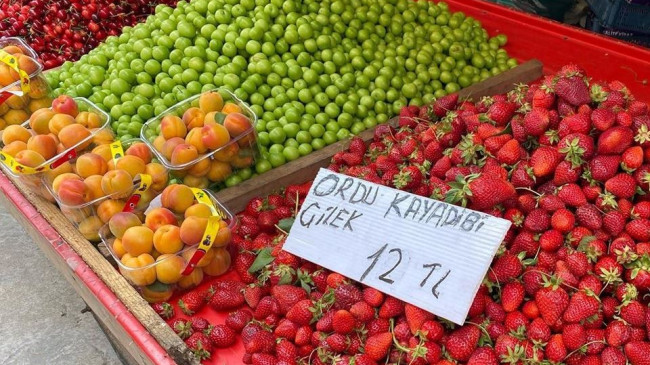 Yazlık meyveler tezgahlarda yerlerini almaya başladı