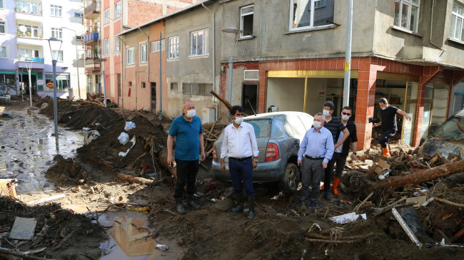 YEMEK TIRINDAN İŞ MAKİNASINA TÜRLÜ DESTEĞİ VERİYOR. BÜYÜKŞEHİR KOMŞUDA YARA SARIYOR