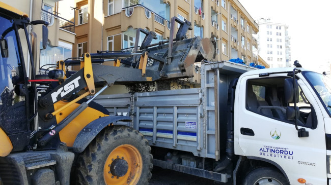 Altınordu’da ekipler afetin izlerini siliyor