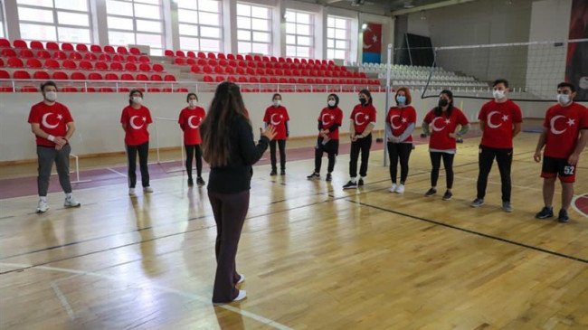 VALİ GENÇLERİ SEVİNDİRDİ