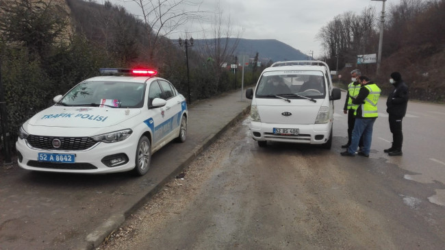 Sokağa çıkma kısıtlamasında trafik denetimleri sürüyor