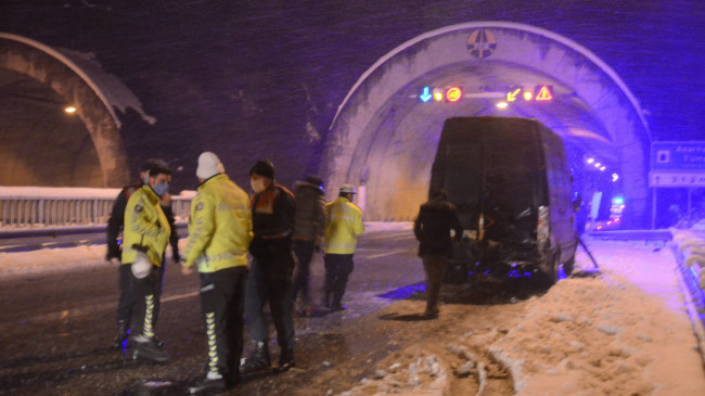 6 ARACIN KARIŞTIĞI ZİNCİRLEME TRAFİK KAZASI: 2 YARALI