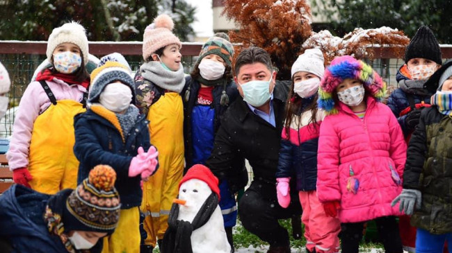 Tören, çocukların kar mutluluğuna ortak oldu