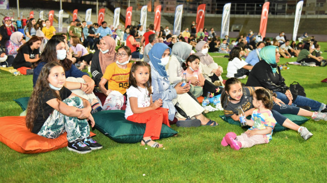 AİLECE BİR ARADA GÜZEL VAKİT GEÇİRME İMKÂNI BULACAKLAR DİYEN BAŞKAN TÖREN;  AÇIK HAVA SİNEMASINDA BU AKŞAM SIRA ÇOCUKLARDA