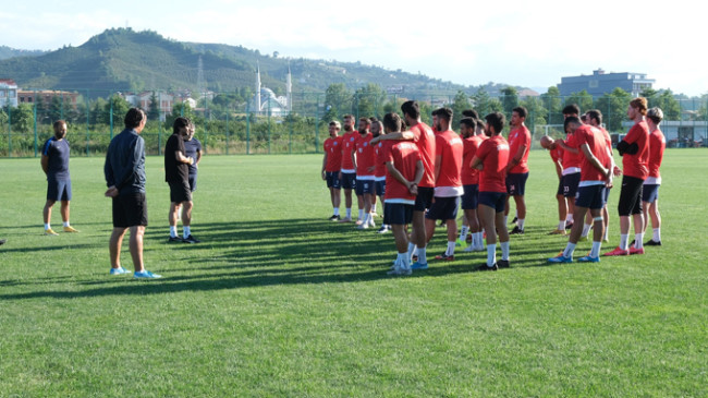 TEKNİK DİREKTÖR TİRYAKİ’DEN TAKIMINA ÖVGÜ ÇALIŞMAYI SEVEN BİR FUTBOLCU ORDUMUZ VAR