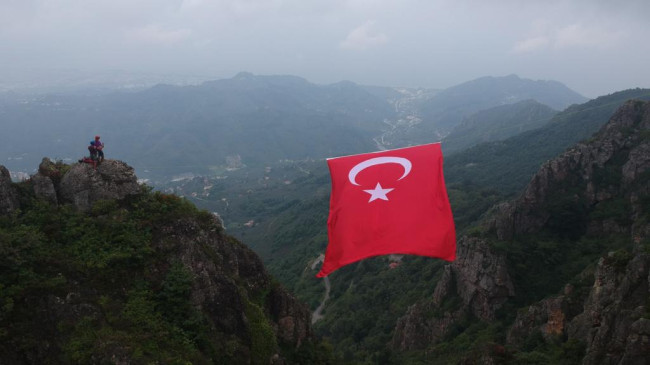 TÜRK BAYRAĞI İLE ORDU’YU SELAMLADILAR